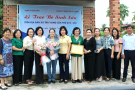 Trao tặng bò sinh sản cho phụ nữ khó khăn xã Trà Vong