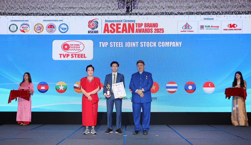 Ông Mai Trí Nhân - Phó Tổng giám đốc Công ty cổ phần Thép TVP nhận giải thưởng 'Top 10 Thương hiệu uy tín hàng đầu ASEAN 2025' tại Malaysia, trong khuôn khổ Hội nghị Thượng đỉnh cấp cao ASEAN lần thứ 47 và Diễn đàn Xúc tiến Thương mại – Đầu tư Việt Nam – Malaysia 2025