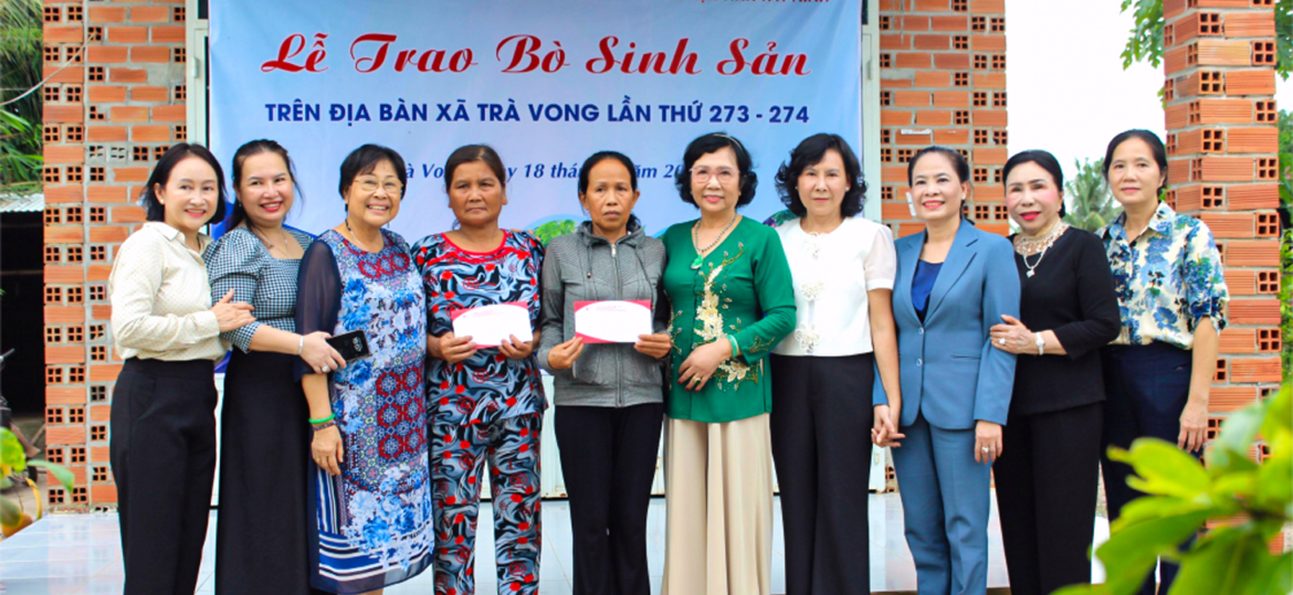 Thành viên Câu lạc bộ nữ từ thiện tỉnh Tây Ninh tặng quà cho 2 phụ nữ có hoàn cảnh khó khăn được nhận bò sinh sản