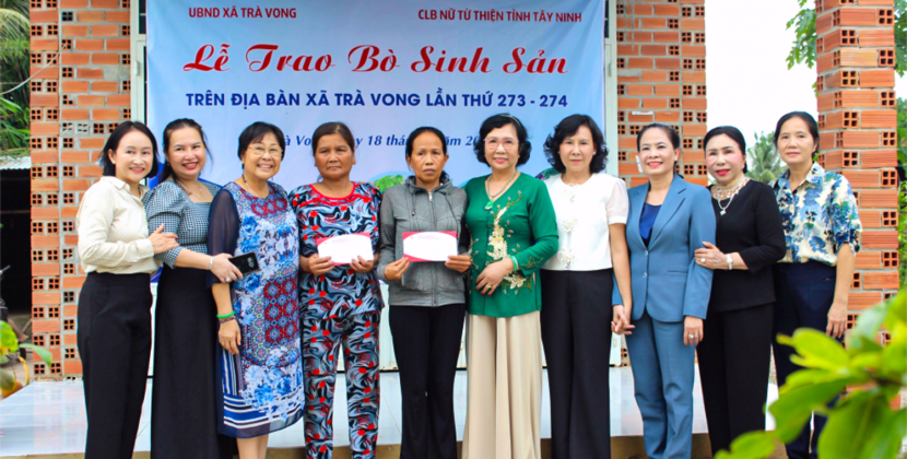 Thành viên Câu lạc bộ nữ từ thiện tỉnh Tây Ninh tặng quà cho 2 phụ nữ có hoàn cảnh khó khăn được nhận bò sinh sản