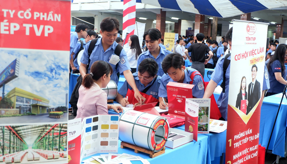 Gian hàng tuyển dụng của Công Ty CP Thép TVP thu hút sự quan tâm của đông đảo sinh viên
